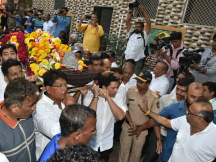 Legendary coach Ramakant Achrekar cremated with tearful Sachin Tendulkar in attendance