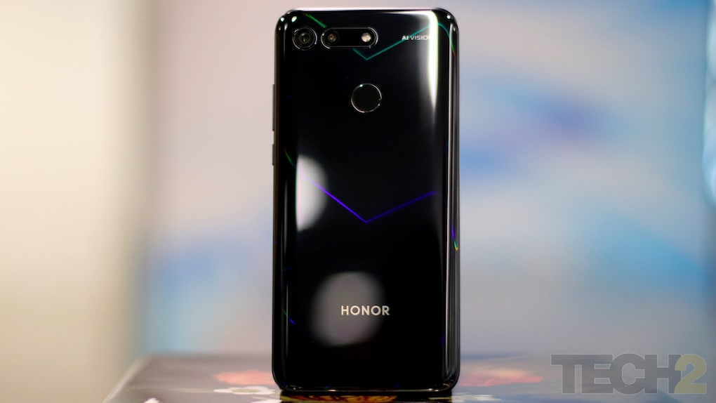 Head on, the back of the Midnight Black model looks glossy. Inside that glass back sits a Kirin 980 7 nm SoC paired with 6 GB RAM and 128 GB storage. There a dual SIM setup for the radios and a 4,000 mAh battery that can be charged using the in-box 40 W charger. Image: tech2/Omkar Patne