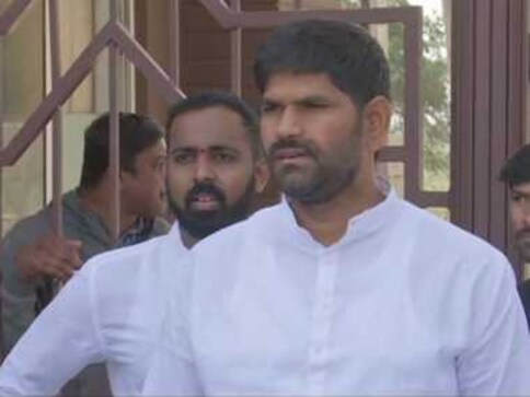 Karnataka resort brawl: Kampli Congress legislator JN Ganesh who hit fellow MLA Anand Singh 'missing' Karnataka resort brawl: Kampli Congress legislator JN Ganesh who hit fellow MLA Anand Singh 'missing'