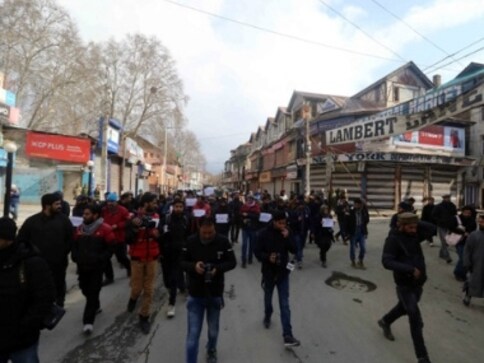 Editor's Guild issues statement on barring of Kashmiri journalists from R-Day event; calls it 'State-sponsored attack on press freedom' Editor's Guild issues statement on barring of Kashmiri journalists from R-Day event; calls it 'State-sponsored attack on press freedom'