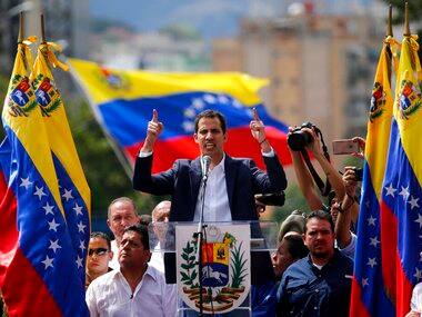 Venezuelan authorities arrest five foreign journalists covering presidential standoff, deports two others from Chile