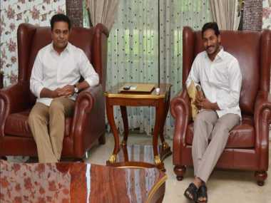 K Chandrashekar Rao's move to reach out to Jaganmohan Reddy may spell trouble for Chandrababu Naidu K Chandrashekar Rao's move to reach out to Jaganmohan Reddy may spell trouble for Chandrababu Naidu