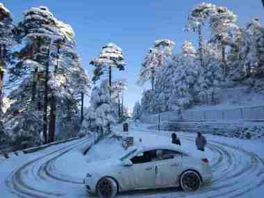 Temperature dips to minus 11°C in Gulmarg as Kashmir continues to reel under cold wave Temperature dips to minus 11°C in Gulmarg as Kashmir continues to reel under cold wave