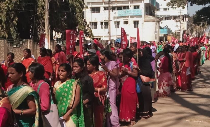 Protest in Hassan by Anganvadi workers, daily wage workers and others who have gathered in large numbers. Many women, particularly workers of Asha, are participating in the rally, demanding among other things Rs18000 per month as minimum wage. Akhil/101Reporters