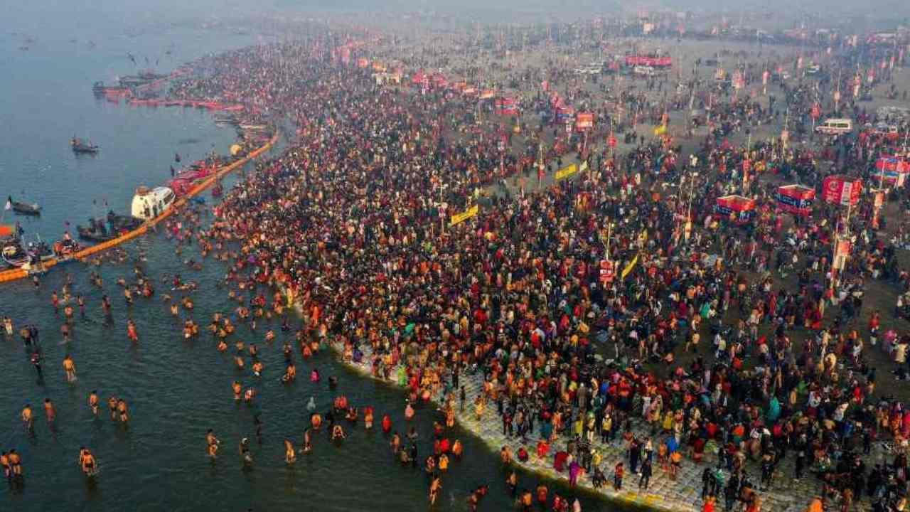 Thousands Of Devotees Throng Sangam In Prayagraj To Take Holy Dip In Ganga On Paush Purnima 