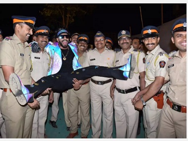 Umang 2019: Rohit Shetty's cop force Ranveer Singh, Ajay Devgn, Akshay Kumar salute Mumbai Police Umang 2019: Rohit Shetty's cop force Ranveer Singh, Ajay Devgn, Akshay Kumar salute Mumbai Police