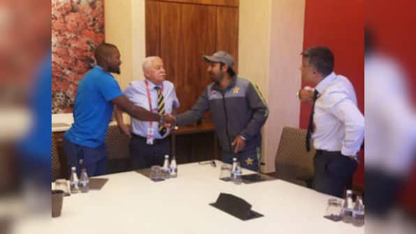 South Africa vs Pakistan: Sarfraz Ahmed meets Andile Phehlukwayo, apologises for racist remarks