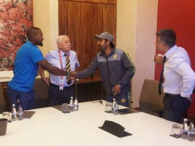 South Africa vs Pakistan: Sarfraz Ahmed meets Andile Phehlukwayo, apologises for racist remarks