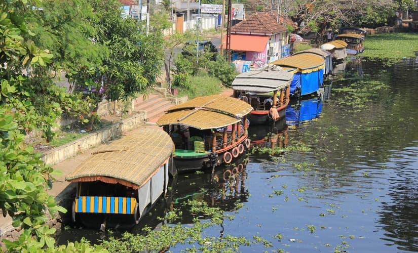 Tourists were briefly stranded in Kerala's Alappuzha amid protests; shikaras, hotels bear deserted look in tourist town. Image procured by TK Devasia
