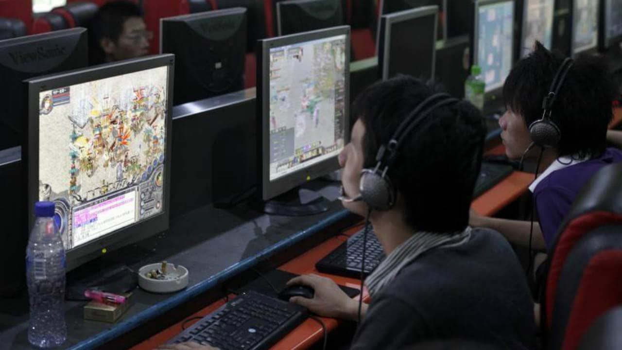 People play online games in an internet cafe in downtown Shanghai. Image: Reuters