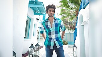 Kartik Aaryan faces flak over new ad; Twitter claims he used photoshop to display 'fake abs'