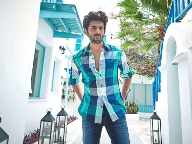 Kartik Aaryan faces flak over new ad; Twitter claims he used photoshop to display 'fake abs' Kartik Aaryan faces flak over new ad; Twitter claims he used photoshop to display 'fake abs'