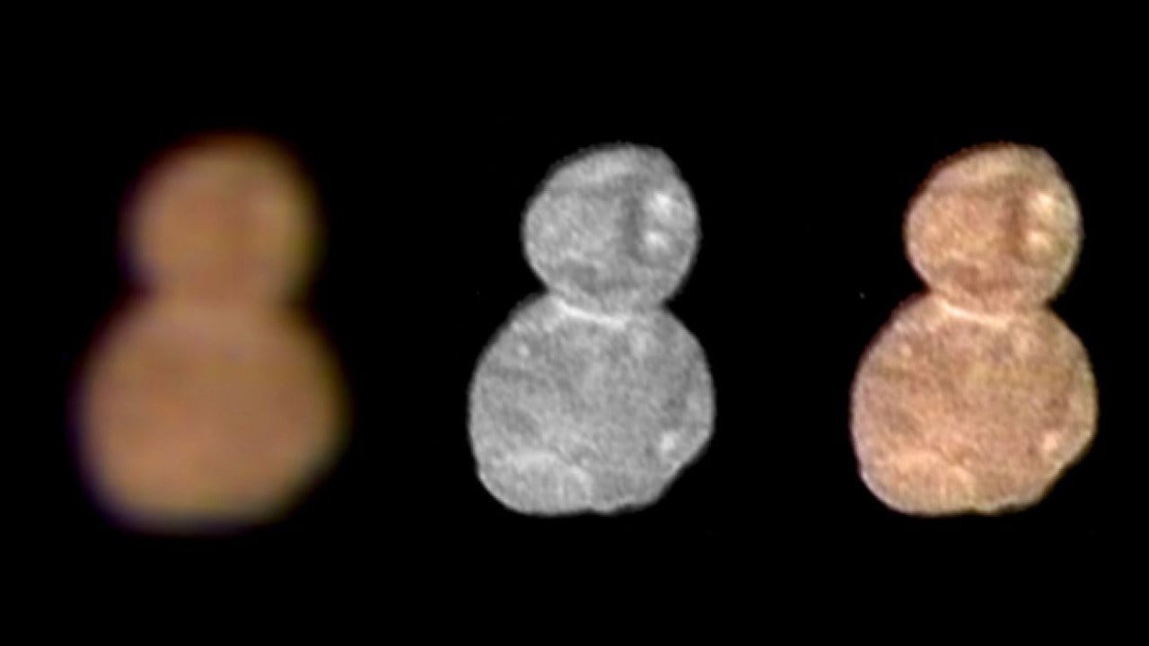 The first color image of Ultima Thule, taken at a distance of 137,000 km (137,000 km) at 4:08 of Universal Time on January 1, 2019, highlights its reddish surface. On the left, an improved color image taken by the multispectral visual imagery camera (MVIC) is obtained by combining the near infrared, red and blue channels. The central image taken by the Long Range Imaging Imager (LORRI) has a higher spatial resolution than the MVIC by about a factor of five. On the right, the color has been superimposed on the LORRI image to show the uniformity of the color of the Ultima and Thule lobes. Note the reduced red coloring at the neck of the object. Imahe: NASA JHUL