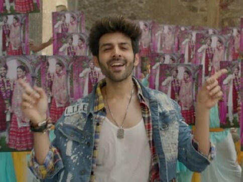 Luka Chuppi song 'Poster Lagwa Do' has Kartik Aaryan, Kriti Sanon groove to reprised version of '90s chartbuster Luka Chuppi song 'Poster Lagwa Do' has Kartik Aaryan, Kriti Sanon groove to reprised version of '90s chartbuster