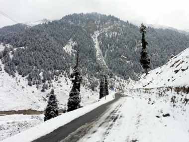 Jammu-Srinagar highway remains closed for fifth consecutive day as fresh landslides hit roadway, 1,500 vehicles stranded Jammu-Srinagar highway remains closed for fifth consecutive day as fresh landslides hit roadway, 1,500 vehicles stranded