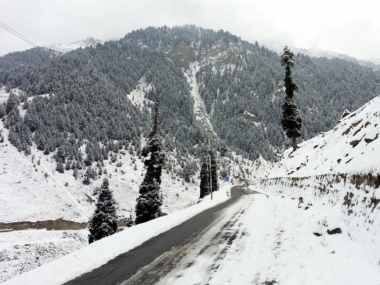 Jammu-Srinagar highway remains closed for fifth consecutive day as fresh landslides hit roadway, 1,500 vehicles stranded