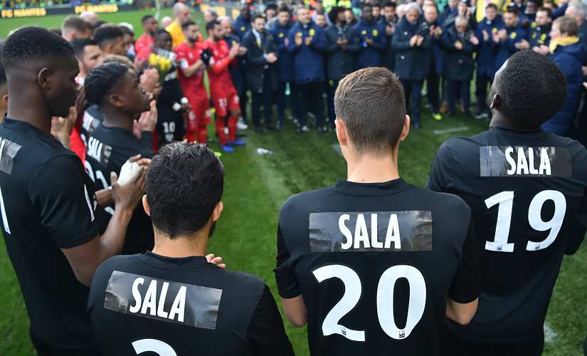 Nantes players, staff members and Nantes' coach Vahid Halilhodzic pay tribute to late Emiliano Sala prior to the Ligue 1 game between Nantes and Nimes. AFP