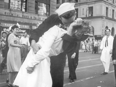 Day after US sailor George Mendonsa’s death, iconic statue of World War II kiss vandalised Day after US sailor George Mendonsa’s death, iconic statue of World War II kiss vandalised