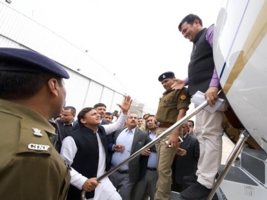 One of the images tweeted by Akhilesh Yadav, showing policemen surrounding the SP chief at the Lucknow airport. Twitter/@yadavakhilesh