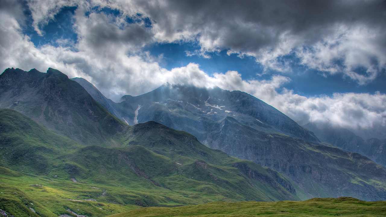 Clouds & mountains. Image: Wikimedia Commons