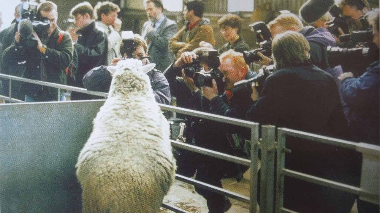 Dolly and the media in 1996. Image courtesy: University of Edinburgh