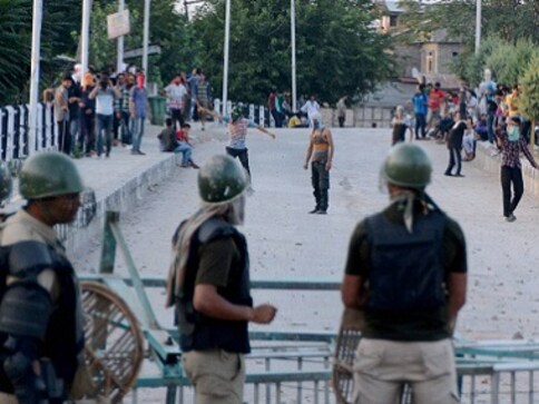 Article 35A row: J&K Police arrests several separatist leaders; state remains on edge amid heavy deployment of forces Article 35A row: J&K Police arrests several separatist leaders; state remains on edge amid heavy deployment of forces