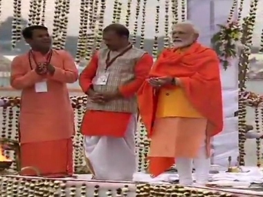 Kumbh Mela 2019: Narendra Modi takes holy dip, offers prayer at Sangam, performs Ganga aarti in Prayagraj Kumbh Mela 2019: Narendra Modi takes holy dip, offers prayer at Sangam, performs Ganga aarti in Prayagraj