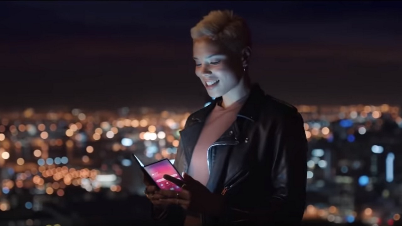Leaked video gives us a glimpse of Samsung's upcoming foldable smartphone Leaked video gives us a glimpse of Samsung's upcoming foldable smartphone