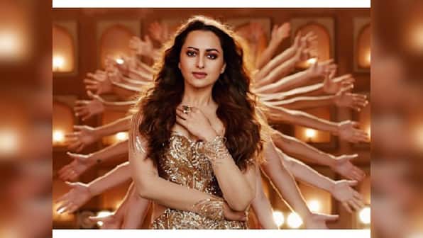 Total Dhamaal new song Mungda sees Sonakshi Sinha sizzle to revamped version of Helen's iconic 70s hit