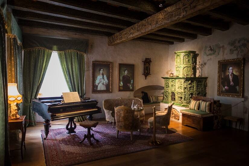 Talking Portraits at the House of Marina