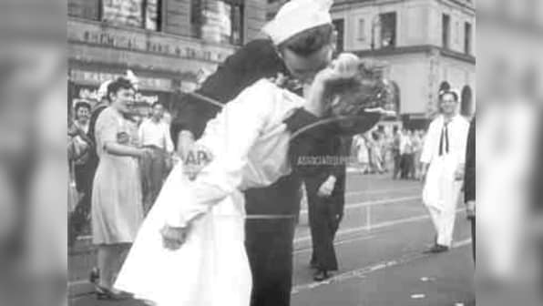 Sailor George Mendonsa photographed in iconic Times Square kiss image dies at 95, two days before birthday