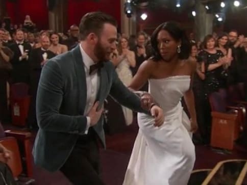 Oscars 2019: Chris Evans helps Regina King up the stage; Twitteratti give him 'best at supporting actress' award Oscars 2019: Chris Evans helps Regina King up the stage; Twitteratti give him 'best at supporting actress' award