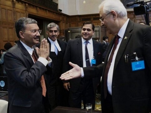 Indian diplomats snub handshake by Pakistan officials before Kulbhushan Jadhav hearing at ICJ, opt for 'namaste' Indian diplomats snub handshake by Pakistan officials before Kulbhushan Jadhav hearing at ICJ, opt for 'namaste'