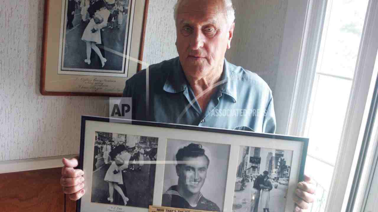 Sailor George Mendonsa Photographed In Iconic Times Square Kiss Image