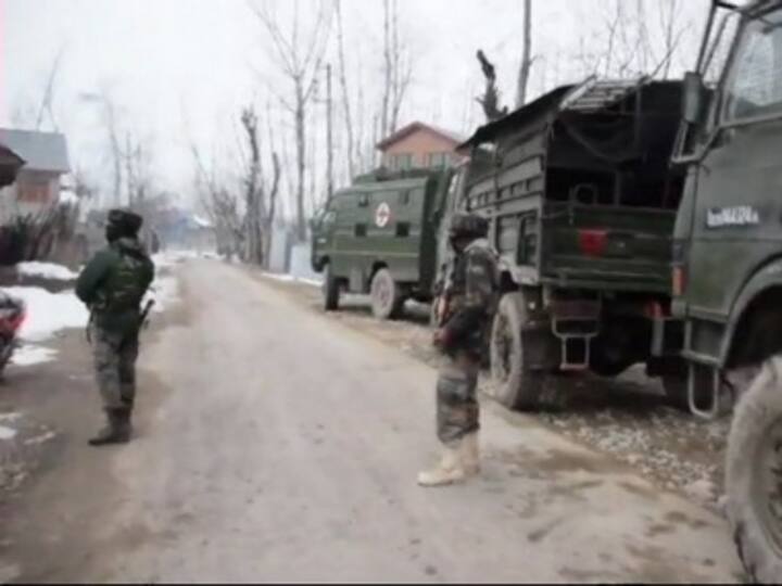 One soldier, Hizbul militant killed in encounter at Ratnipora in J&K's Pulwama; locals resort to stone pelting