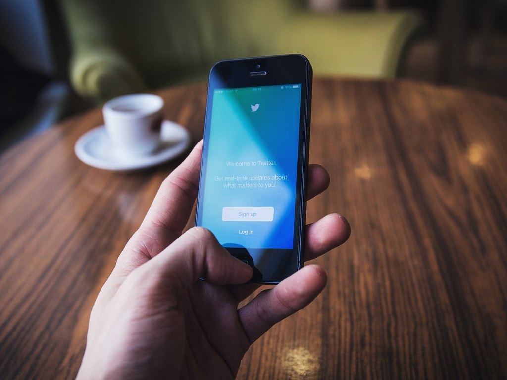 Twitter testing new profile preview overlay on iOS app. Image: Pixabay