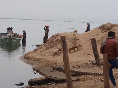 Illegal sand mining in Madhya Pradesh: Mafia takes to Narmada river to evade police as politicos play blame game Illegal sand mining in Madhya Pradesh: Mafia takes to Narmada river to evade police as politicos play blame game