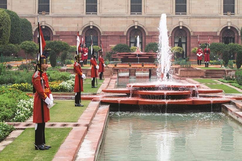 71. The President's Bodyguard in the Mughal Garden_PHOTO CREDIT - Dinesh Khanna courtesy Sahapedia(dot)org-min