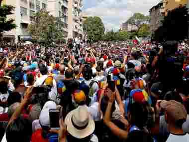 Venezuela crisis: Juan Guaido calls for nationwide march on Caracas; Maduro says he will 'never surrender'