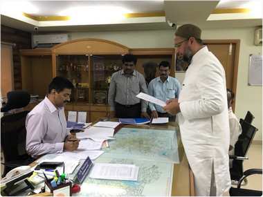 Lok Sabha Election 2019: AIMIM chief Asaduddin Owaisi files nomination in Hyderabad, seeks 4th term as MP Lok Sabha Election 2019: AIMIM chief Asaduddin Owaisi files nomination in Hyderabad, seeks 4th term as MP