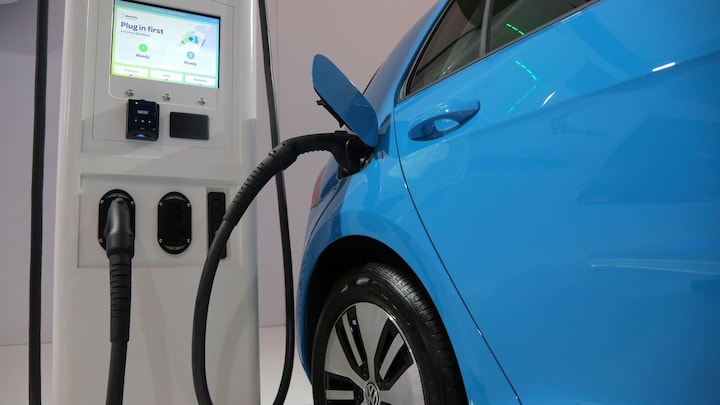 Electric vehicles in India to get boost as Hindalco signs MoU with Israel’s Phinergy to produce aluminium-air batteries