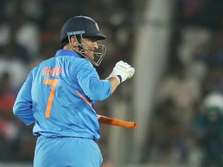 India vs Australia: MS Dhoni's experience in middle-order cannot be underestimated, says Michael Clarke