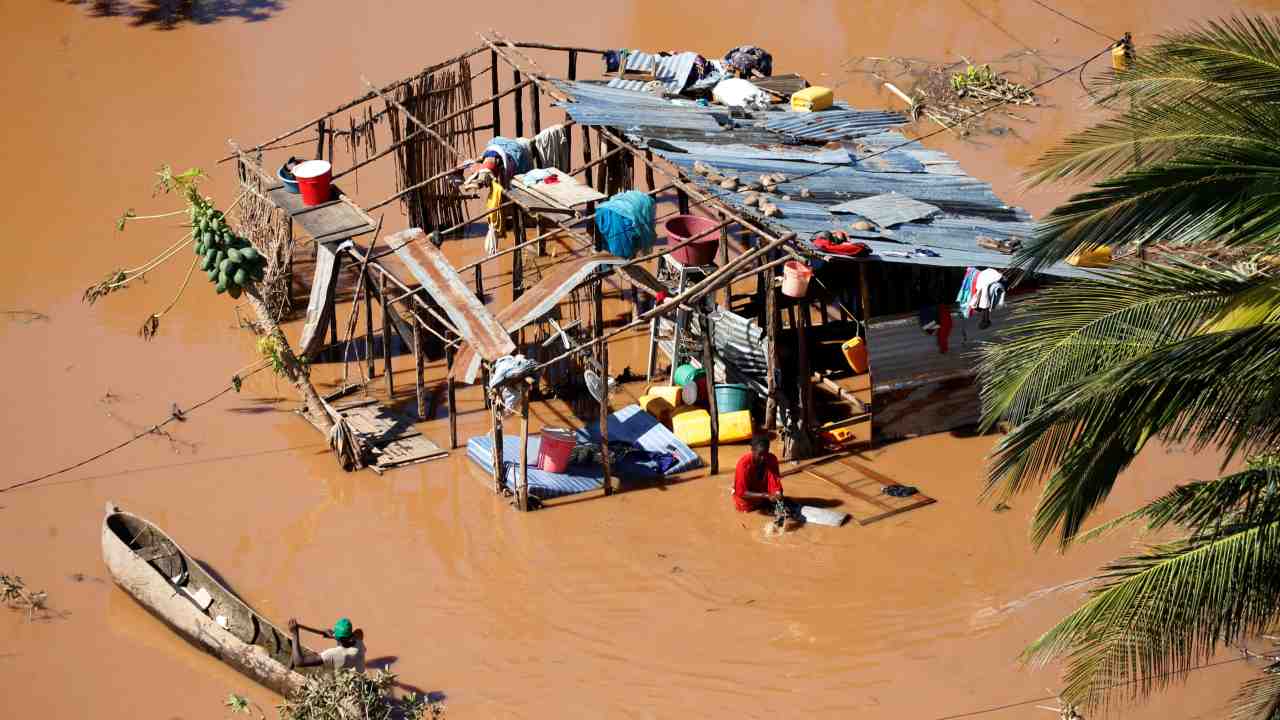 Cyclone Idai Hits Mozambique Relief Teams Scramble To Get Relief