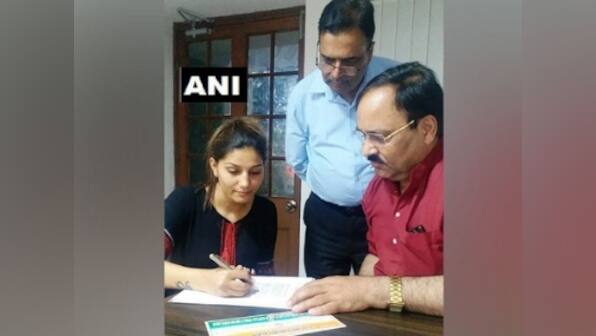 Haryanvi singer-dancer Sapna Chaudhary joins Congress; likely to contest against Hema Malini from Mathura
