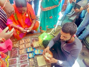 'Fell in love with Lucknow again': Days after attack, Kashmiri street vendors back at work, say nothing to fear 'Fell in love with Lucknow again': Days after attack, Kashmiri street vendors back at work, say nothing to fear