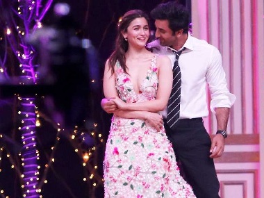 Zee Cine Awards 2019: Ranbir Kapoor, Alia Bhatt groove to Student of the Year song 'Ishq Wala Love' Zee Cine Awards 2019: Ranbir Kapoor, Alia Bhatt groove to Student of the Year song 'Ishq Wala Love'