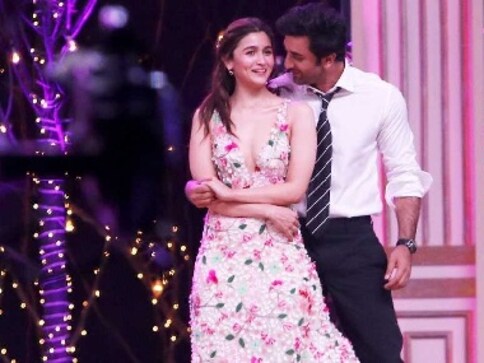 Zee Cine Awards 2019: Ranbir Kapoor, Alia Bhatt groove to Student of the Year song 'Ishq Wala Love' Zee Cine Awards 2019: Ranbir Kapoor, Alia Bhatt groove to Student of the Year song 'Ishq Wala Love'