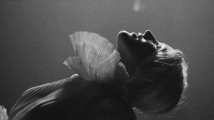 Ellie Goulding in the music video for 'Flux'. Image from Twitter @ChartsEG