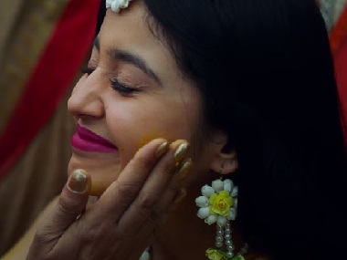 Gone Kesh song 'Bibi' has Shweta Tripathi dance alongside her onscreen parents Vipin Sharma, Deepika Amin Gone Kesh song 'Bibi' has Shweta Tripathi dance alongside her onscreen parents Vipin Sharma, Deepika Amin