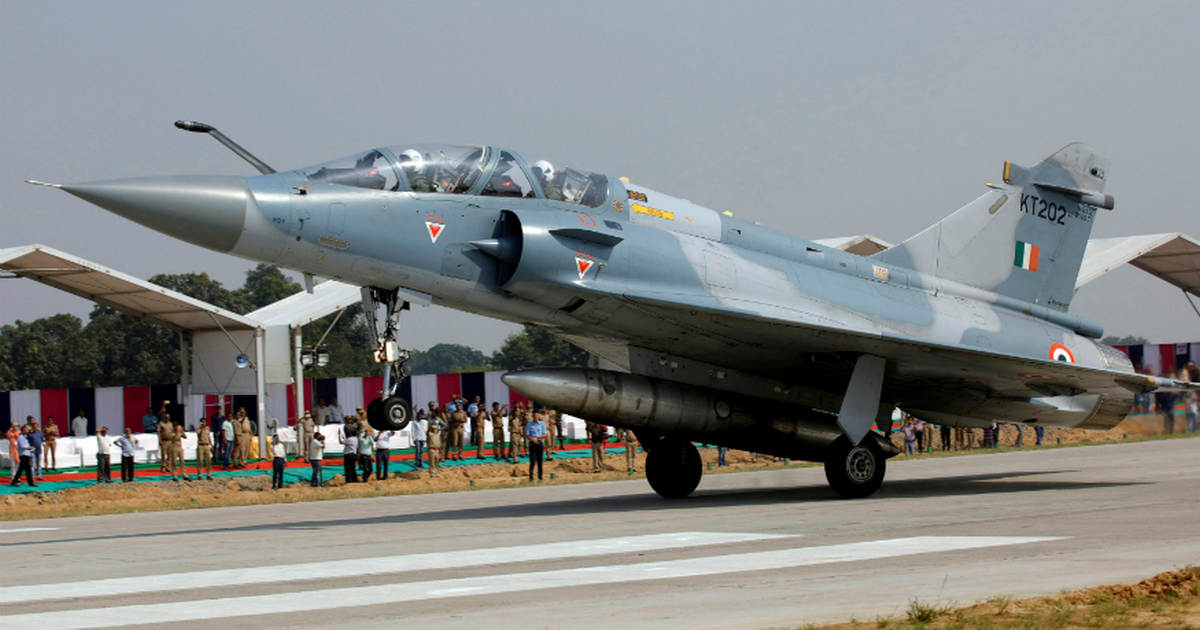 IAF's Mirage 2000 aircraft crashes near Madhya Pradesh's Bhind; pilot ejects safely IAF's Mirage 2000 aircraft crashes near Madhya Pradesh's Bhind; pilot ejects safely